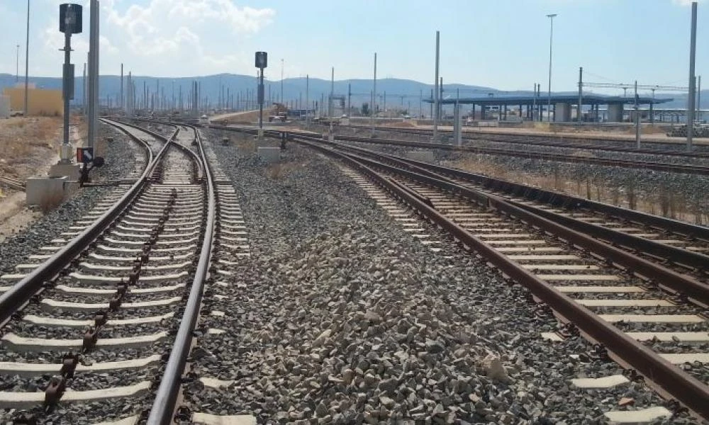 Αυτό είναι το πιο επικίνδυνο τρένο στον κόσμο: Οι κίνδυνοι που ελλοχεύουν για τους επιβάτες (βίντεο)